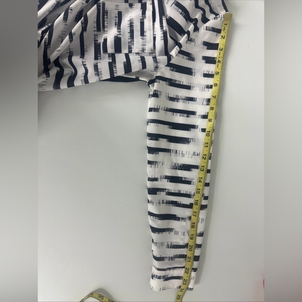 Calvin Klein Women Sz M Black & White Bold Graphic RollTab Tunic Top M Pullover - Picture 3 of 12